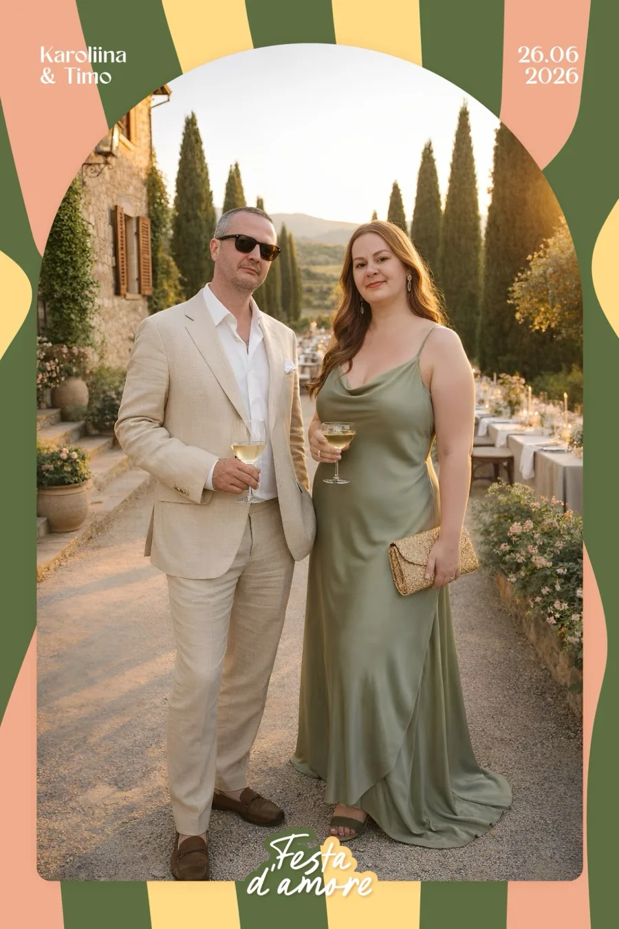 AI-pilt fotopeegli näidisest: paar veiniklaasidega Toscana õhtusöögi eest küpressiallee ees, „Festa d'amore” arch-kaadris