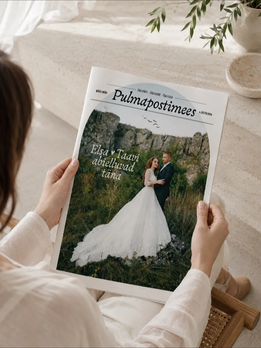 Pulmapostimees „Elsa & Taavi abielluvad täna” — külaline hoiab ajalehte päikeselisel terrassil oliivioksade all